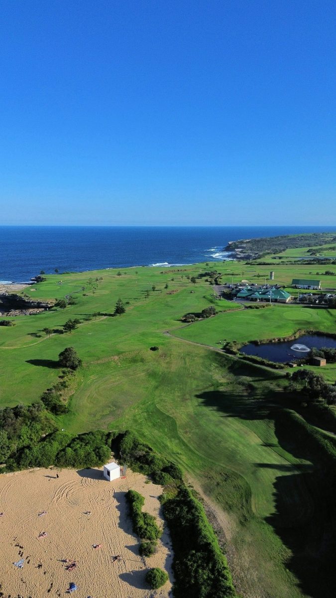 Golfer auf dem Old Course St Andrews mit Blick auf die Dünen