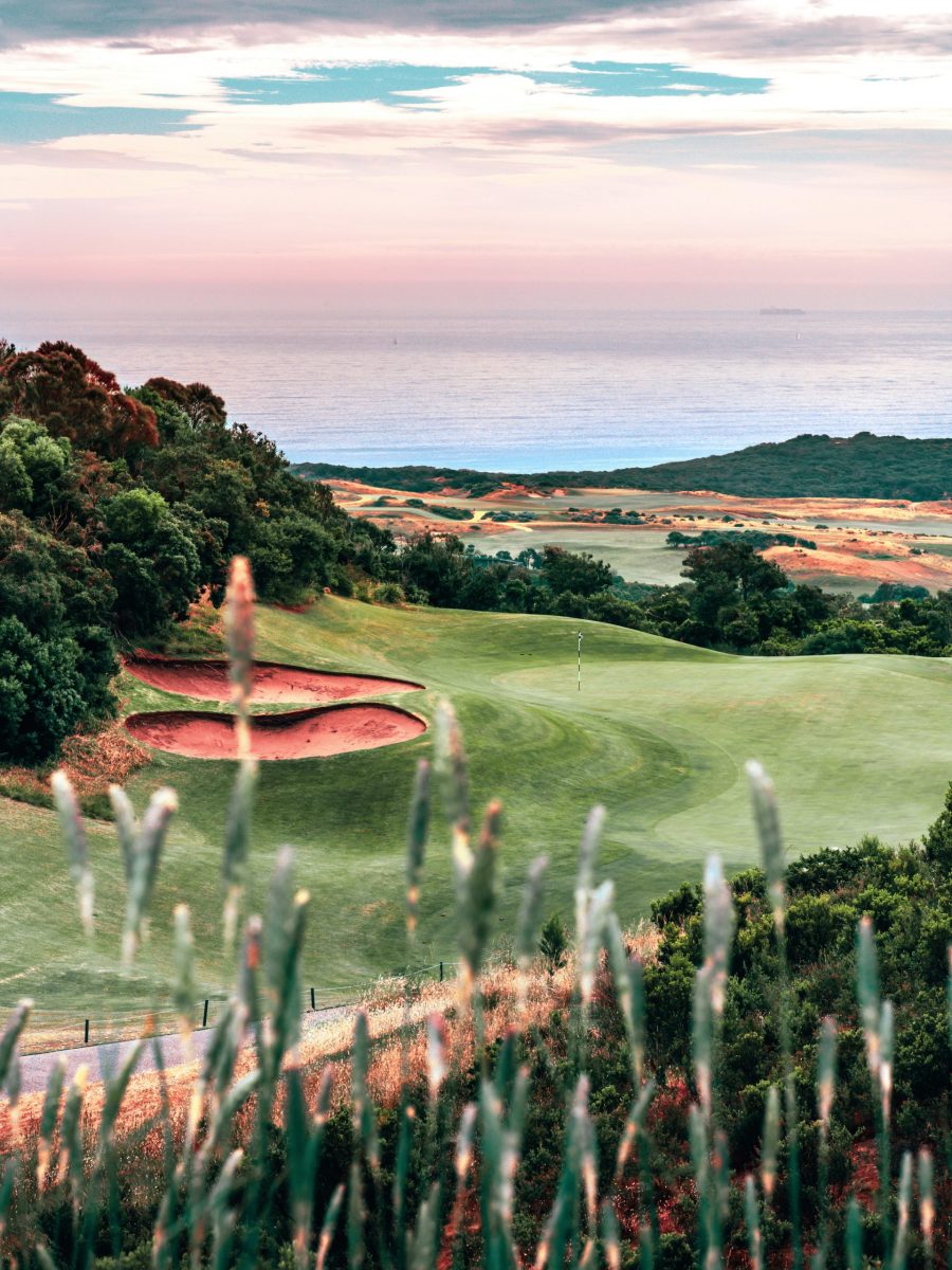 Golfplatz an der Küste Australiens mit Klippen und Ozeanblick