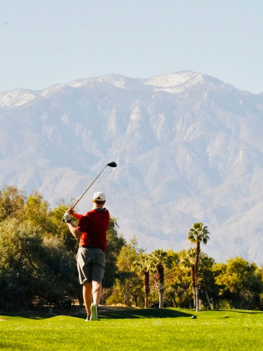 Golfplatz in Kalifornien mit Palmen und Meerblick bei Sonnenuntergang