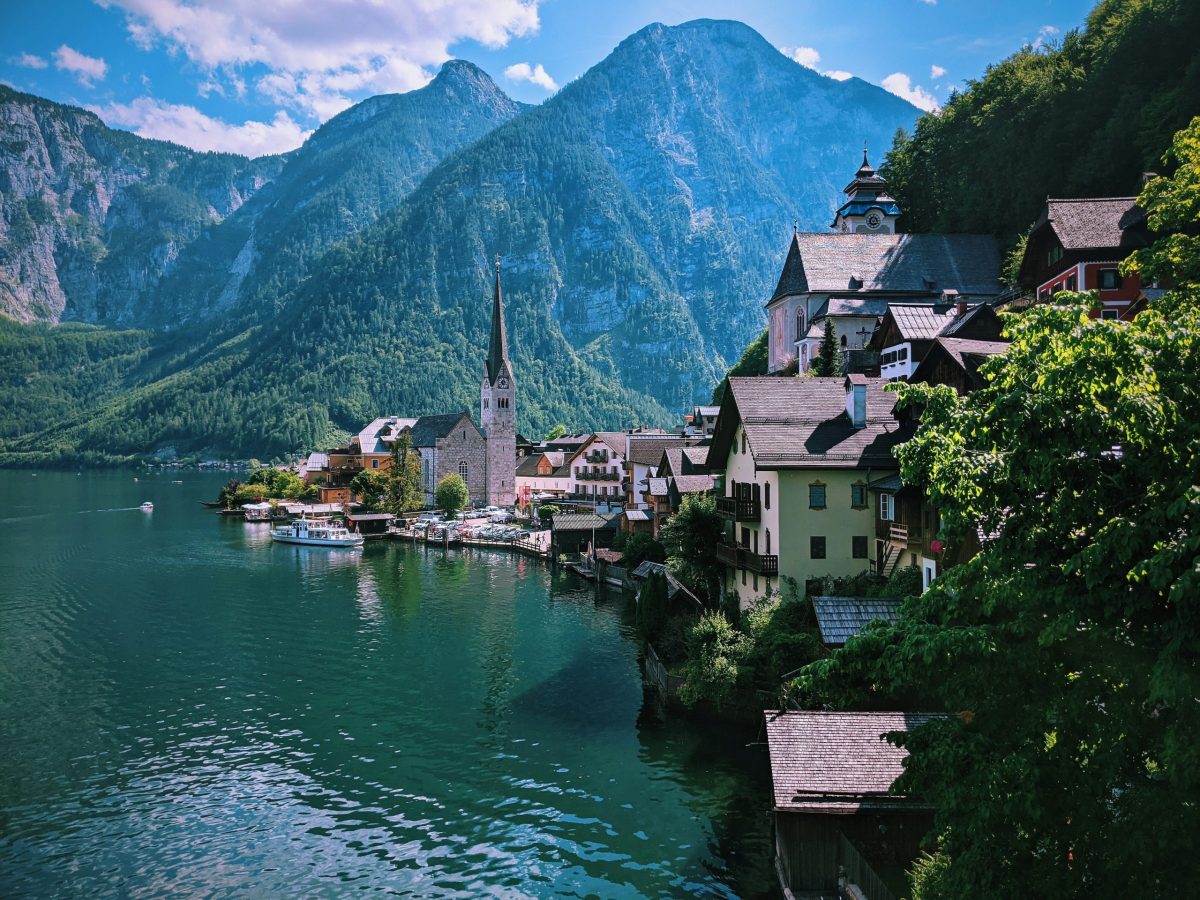 Berghütte am See im Salzkammergut mit Spiegelung der Berge im Wasser