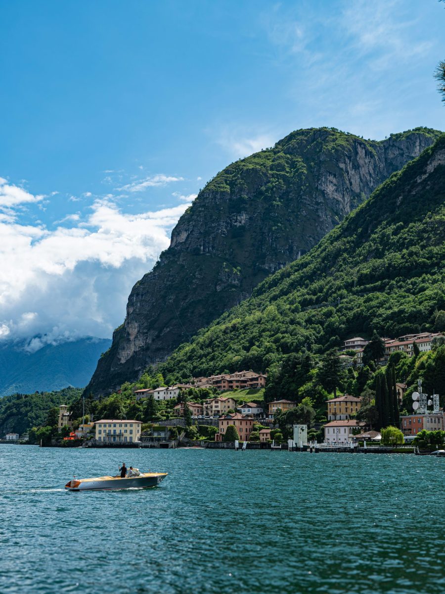 Campingplatz am Gardasee mit Zelten, Palmen und Blick auf das Wasser