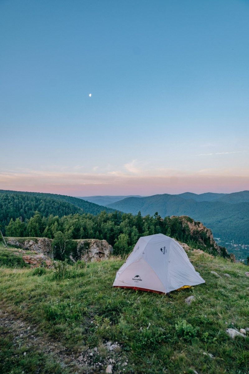 Campingplatz am Bleder See mit Blick auf Berge und klare Wasserfläche