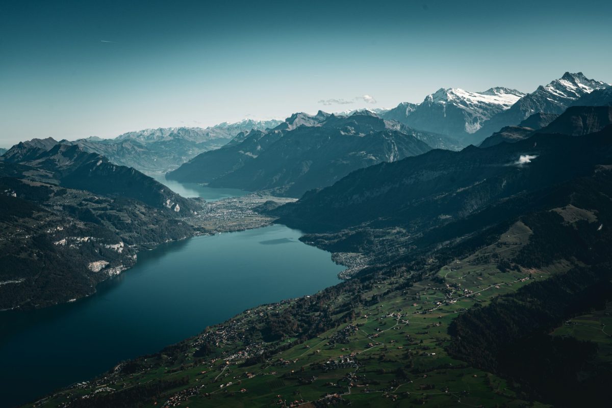 Traditionelles Chalet im Berner Oberland mit Blick auf Eiger, Mönch und Jungfrau