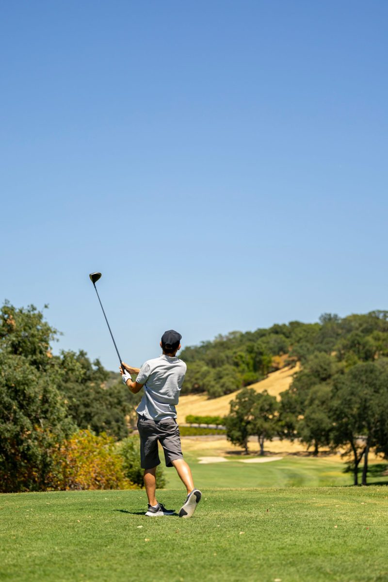 Golfplatz an der Algarve mit Blick auf den Atlantik und blauen Himmel