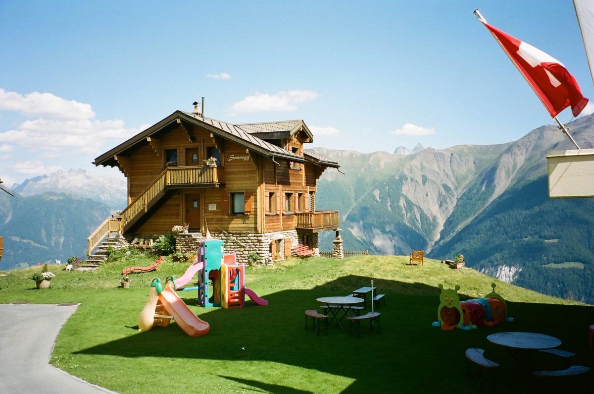 Landhaus mit Garten und Blumenwiese in ländlicher Umgebung