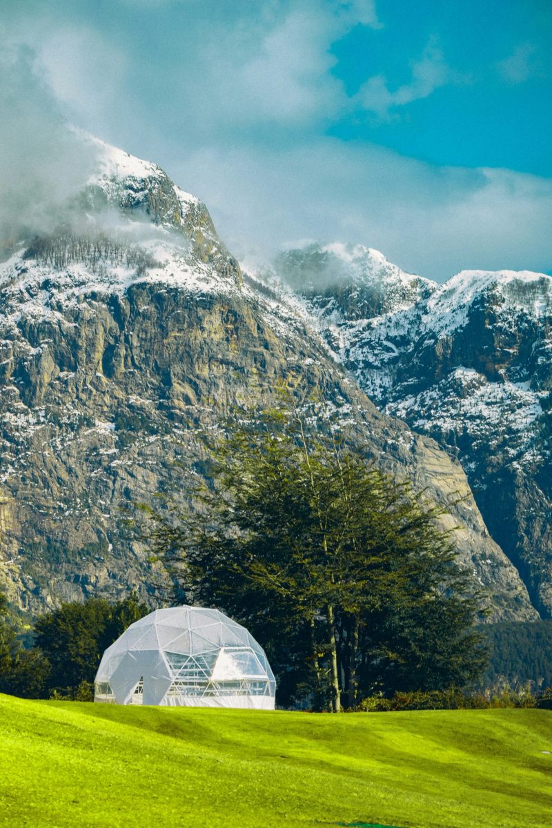 Campingplatz am See in Österreich mit Blick auf Alpen und Wiesen
