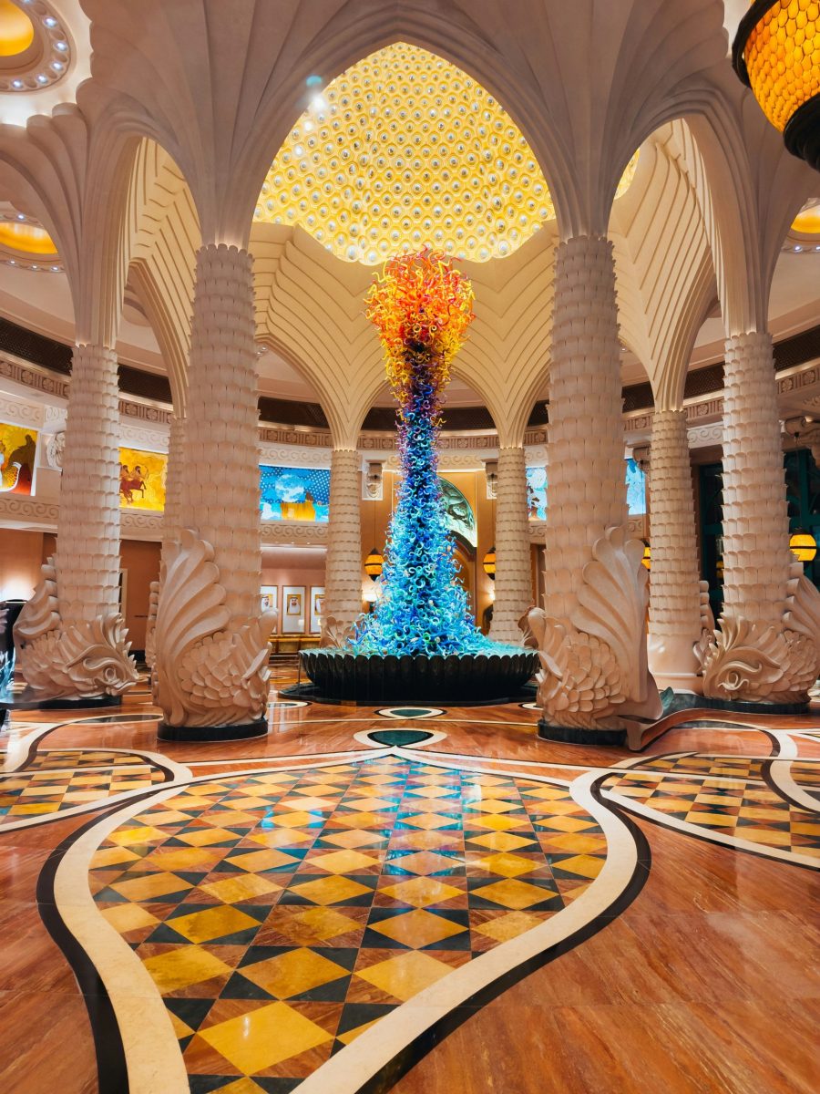 Luxushotel in Dubai mit Skyline, Strand und Wüstenblick