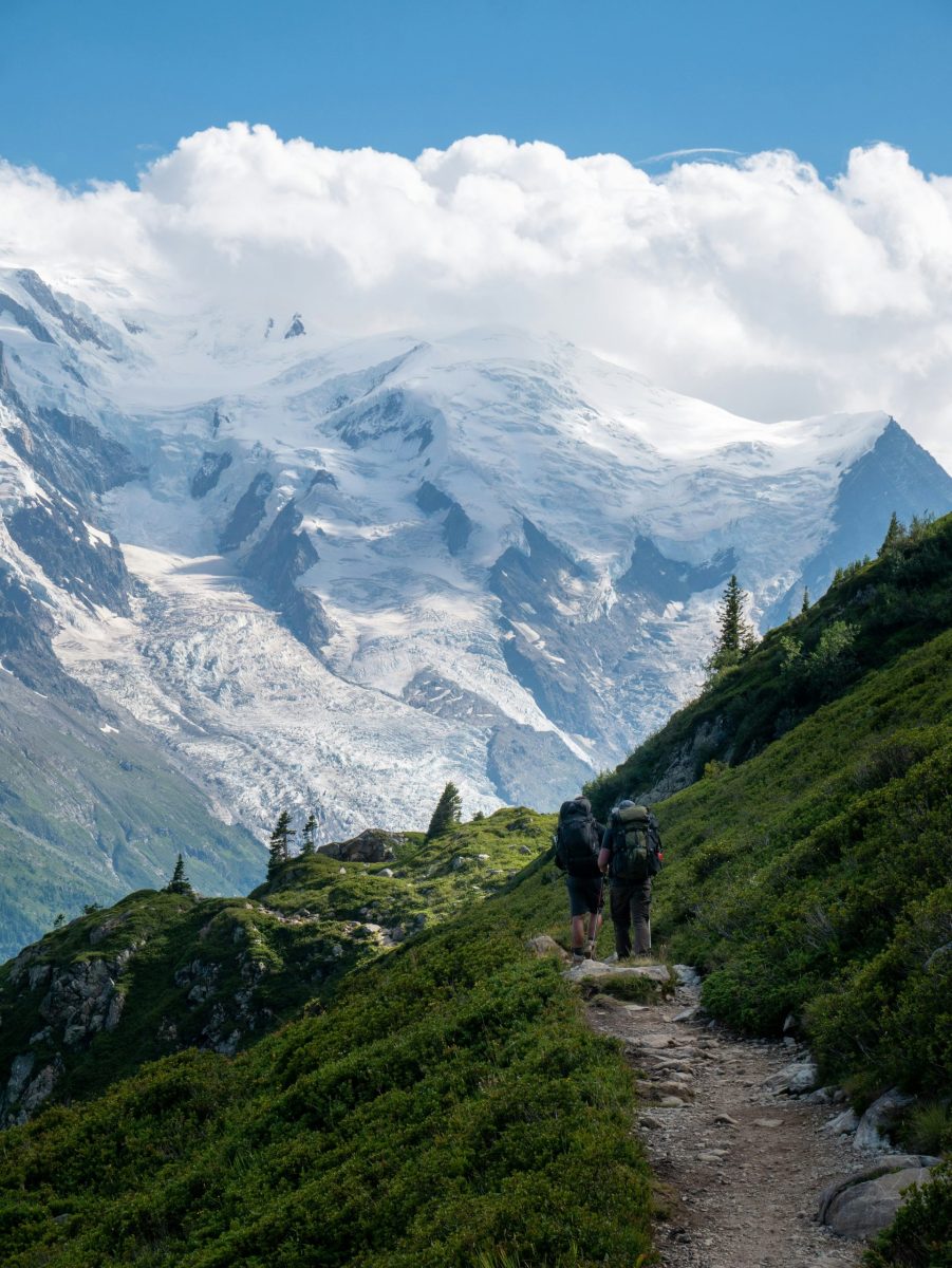 Berghütte bei Chamonix mit Blick auf den Mont Blanc und schneebedeckte Gipfel