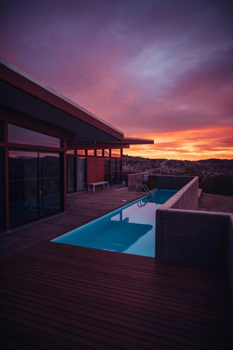 Moderne Luxusvilla mit Infinity-Pool und Meerblick bei Sonnenuntergang