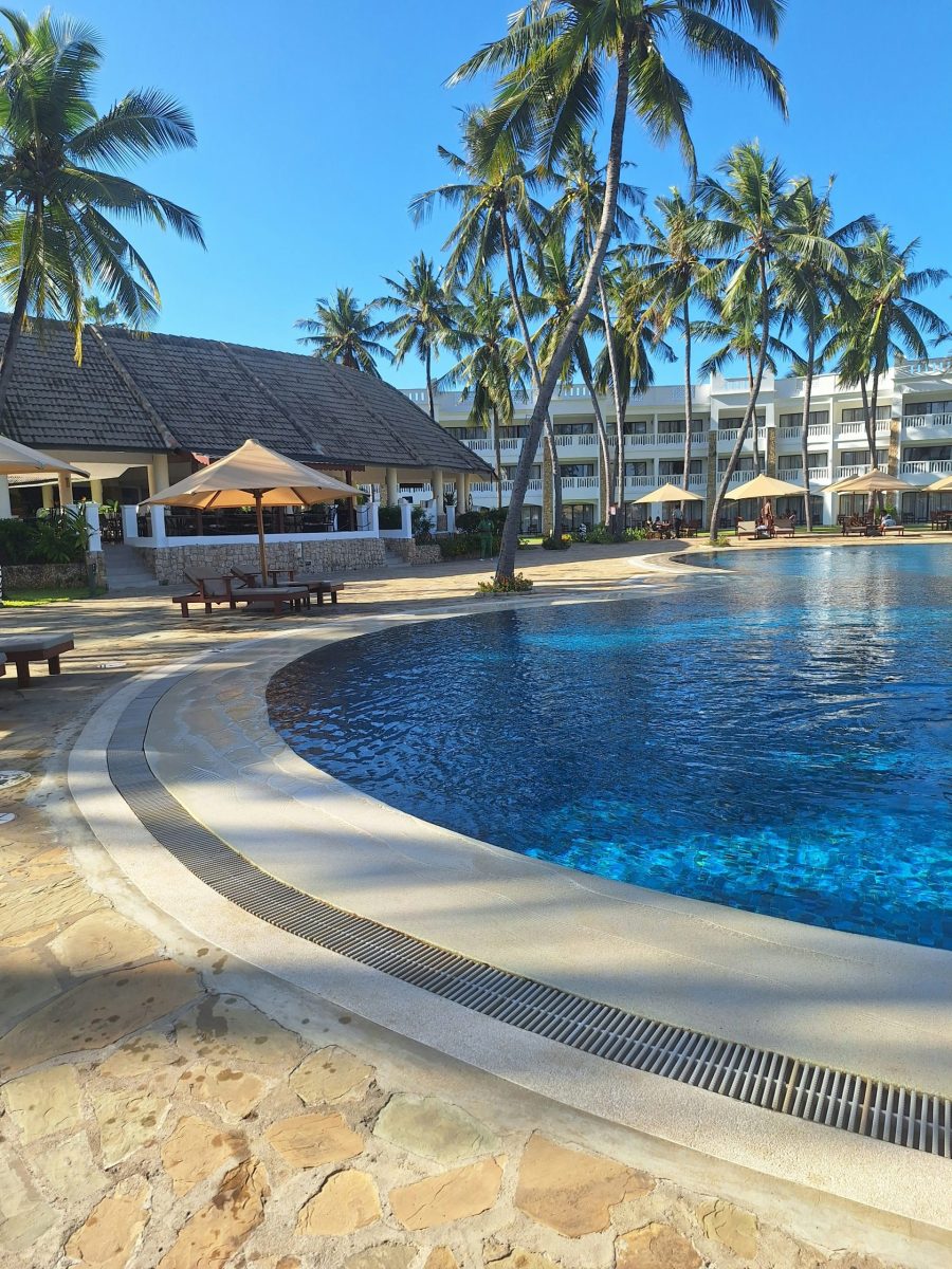 Luxusresort auf Mauritius mit Palmen, Strand & Golfplatz